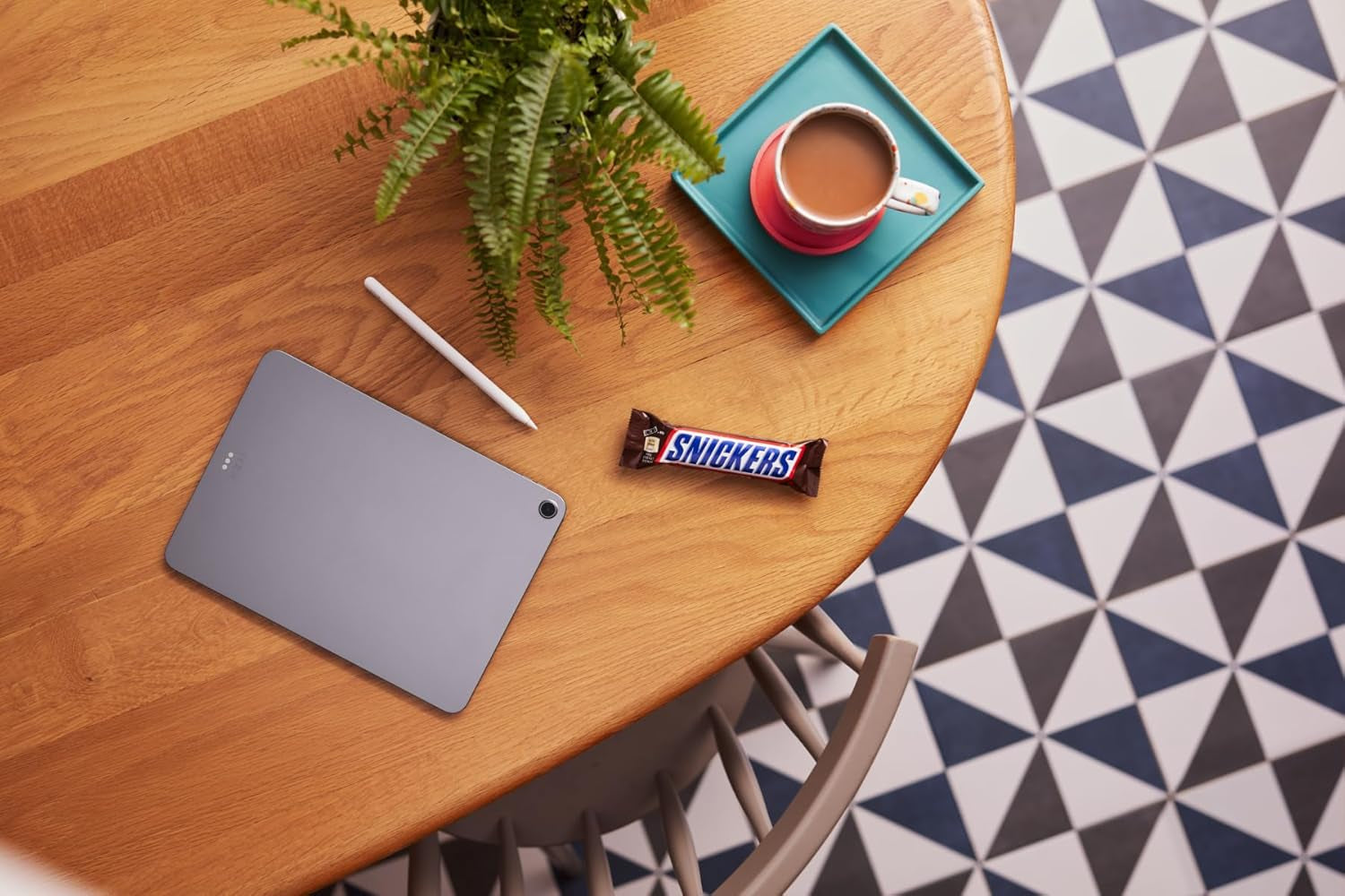 En stor chokoladepakke indeholdende 32 chokoladebarer á 50 g hver.