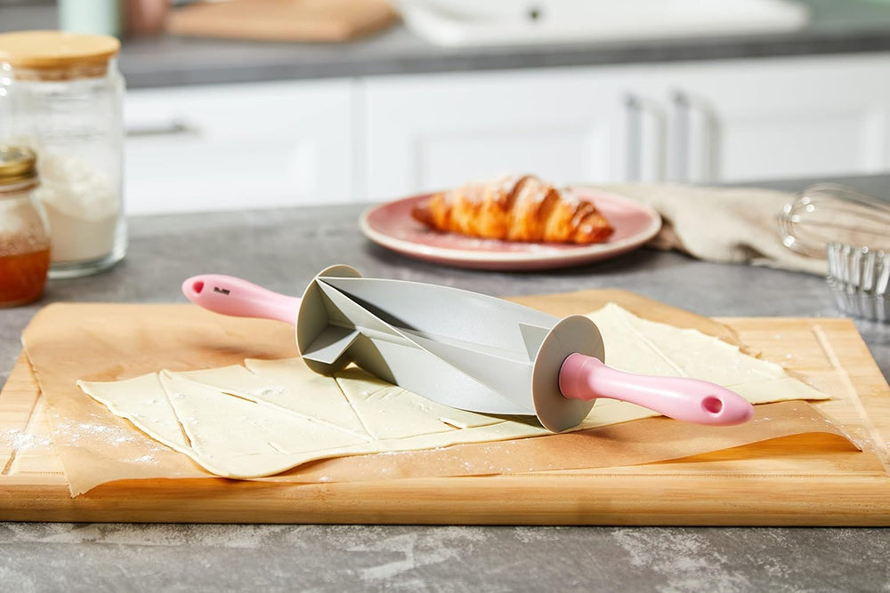 RODILLO CORTADOR DE Croissant, plast, grå/pink, 18 x 18 x 10 cm