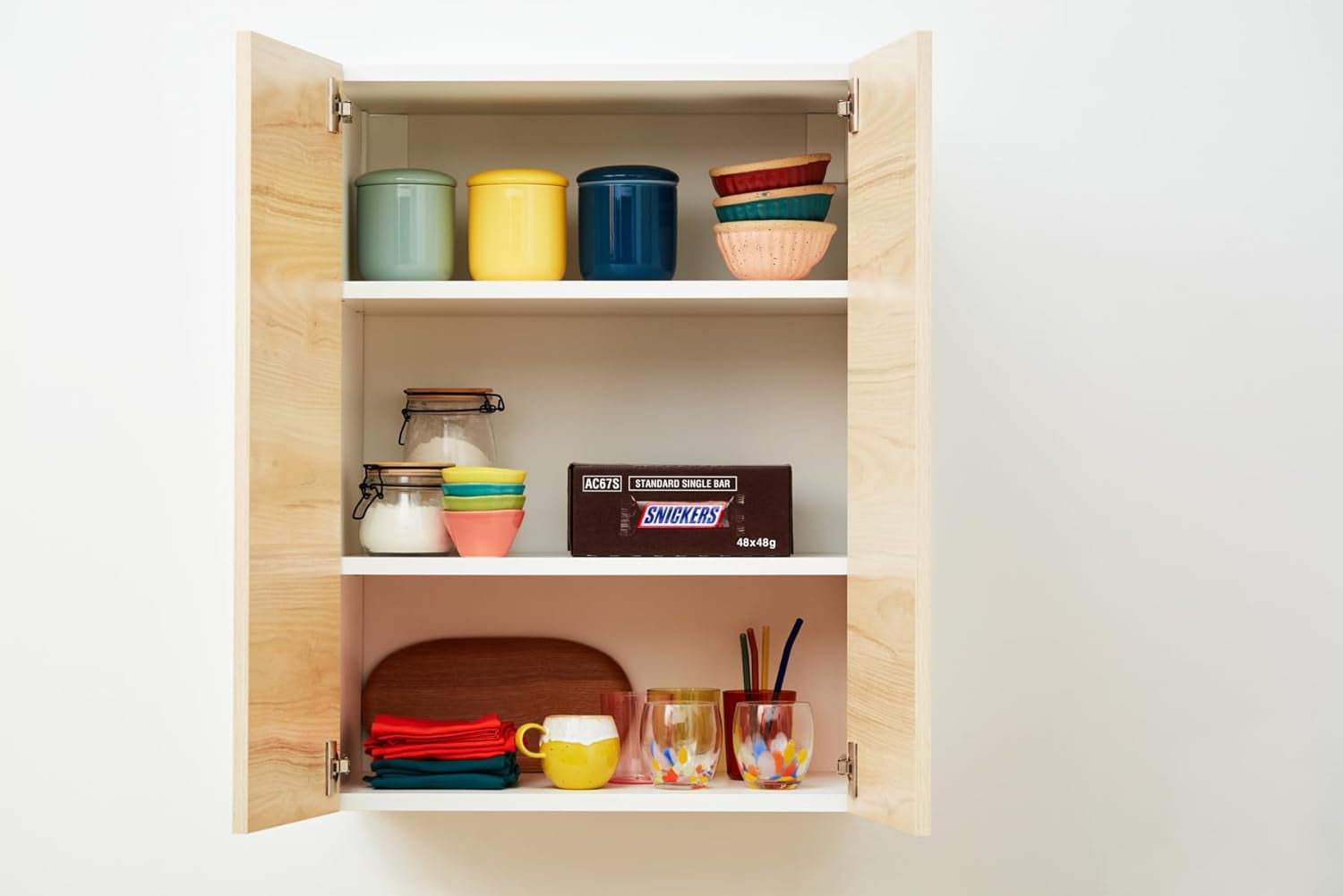 En stor chokoladepakke indeholdende 32 chokoladebarer á 50 g hver.