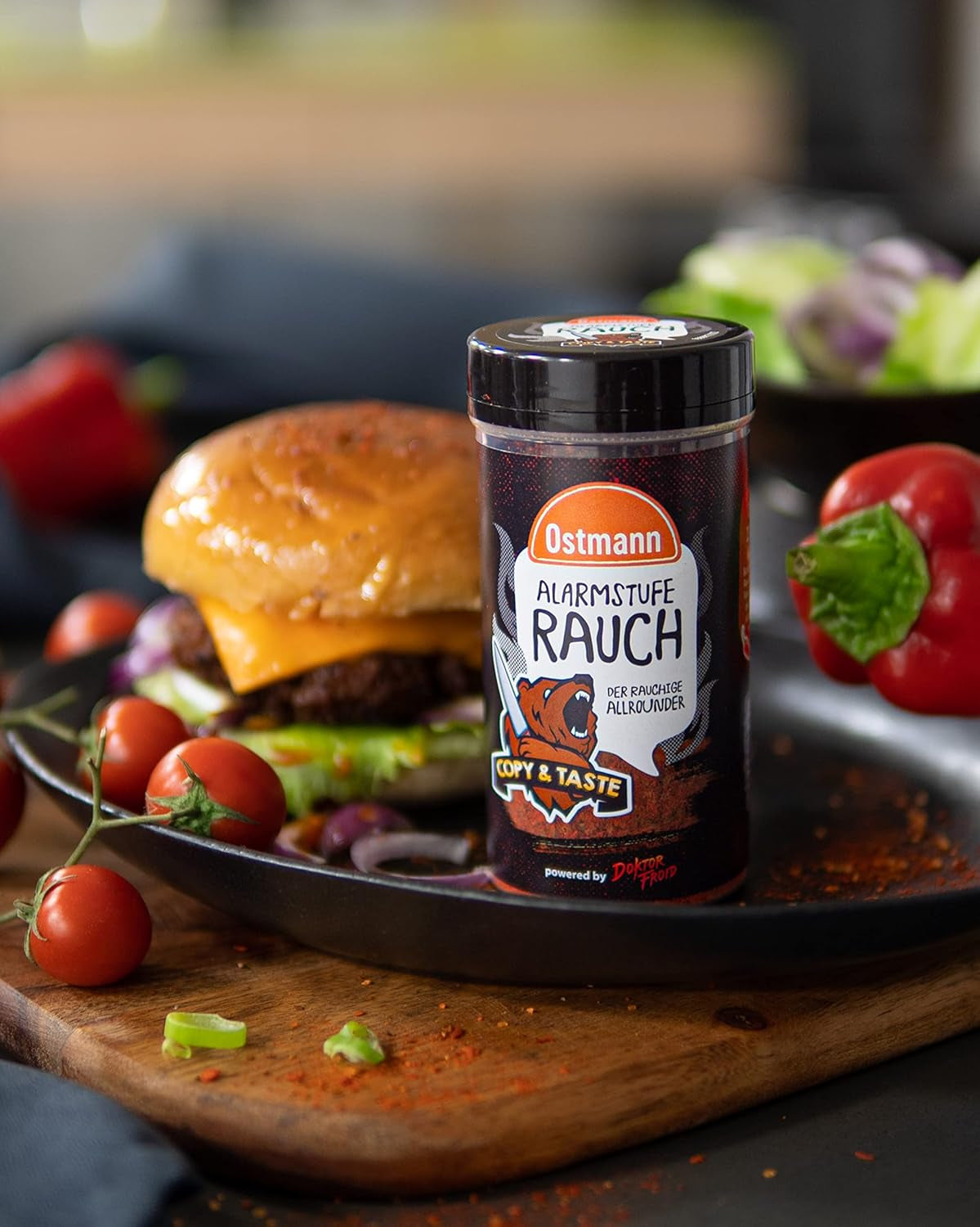 Ostmann Gewürze - Alarmstufe Rauch | Gewürzzubereitung mit geräucherter Paprika | Für Burger, Grillfleisch und Co. | Doktor Froid | 115 g im Streuer