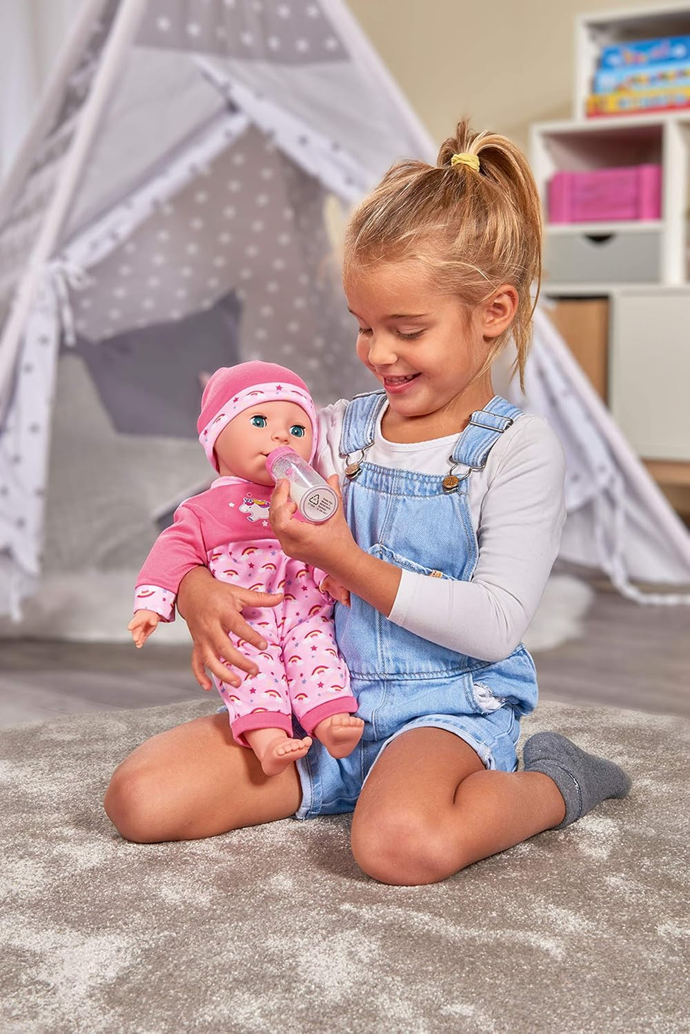 Simba 105140060 - Laura Kitzel Baby, Weichkörperpuppe mit Regenbogenstrampler, power 25 Babylute, 38cm, Babypuppe ab 2 Jahre