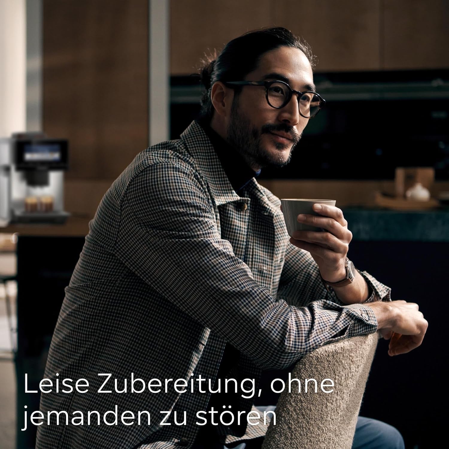 Espressor automat Siemens EQ900, ecran TFT color mare, 2 recipiente pentru boabe, 36 de băuturi calde și reci, cafea rece, super silențios, funcție pentru două cești, control prin aplicație, oțel inoxidabil, TQ907D03