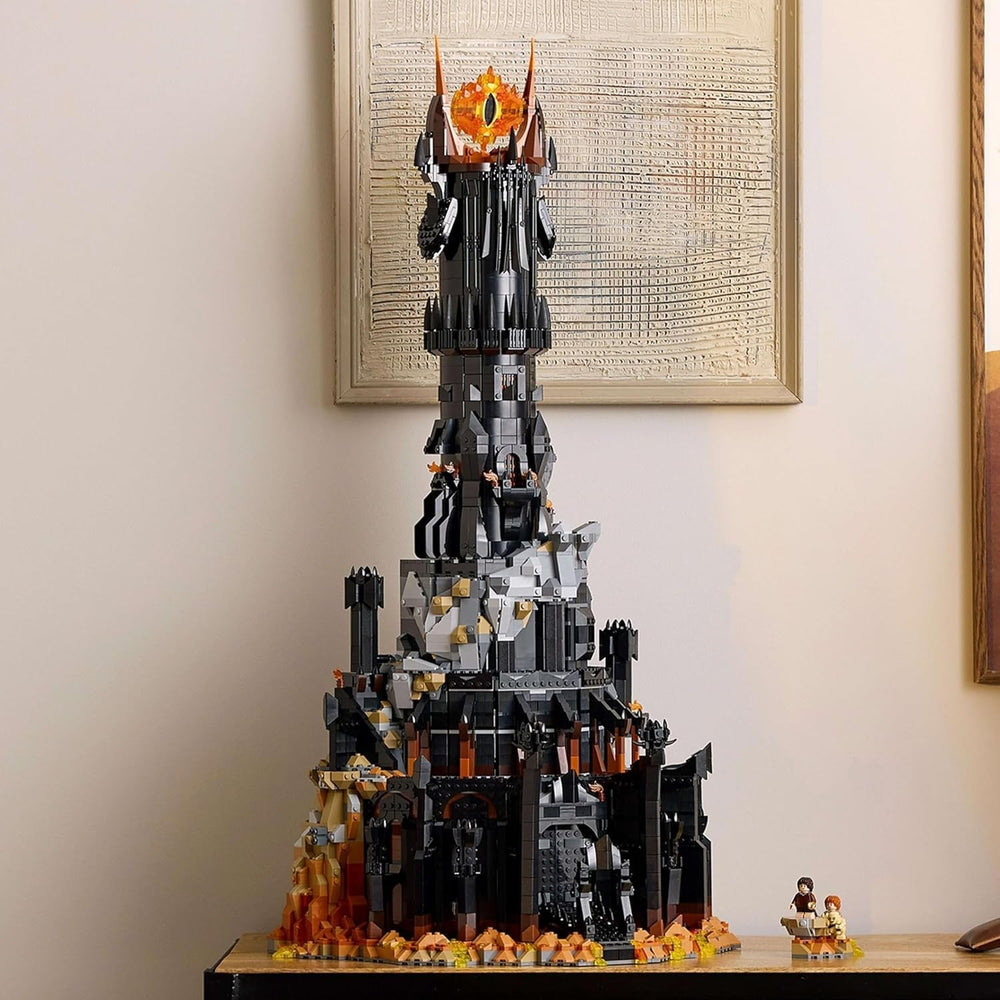 LEGO Icons Stăpânul Inelelor: Barad-Door, set de construcție pentru adulți cu minifigurinele Sauron, Gothmog, Orc, Frodo, Sam și Gollum, Memorabilia filmului, piesă de colecție pentru fani 10333 Seturi de constructie Besuche den LEGO-Store