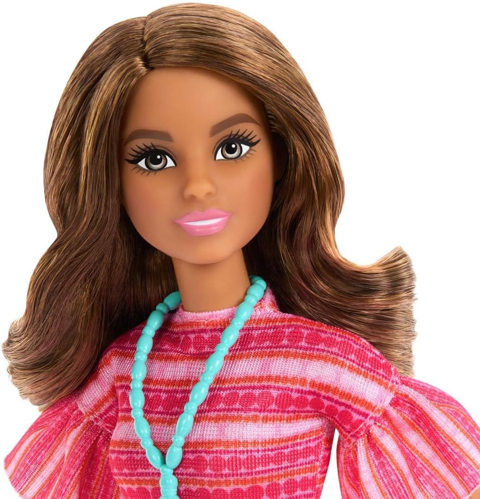 Barbie und Teresa Rezept für Freundschaft Teresa-Modepuppe mit unverkennbarem Outfit zum An- und Ausziehen, mit Accessoires inklusive einer Halskette, JCT02