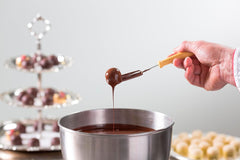 Reber Mozart kugler, præsentationsæske 4x45, mørke chokoladekugler fyldt med pistacie, marcipan, mandler og hasselnøddenougat, 3,6 kg (180 stk.)