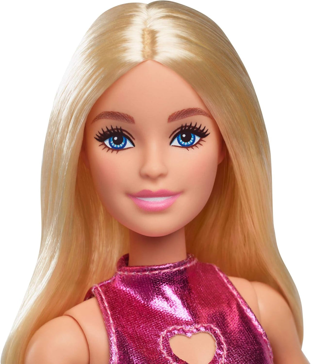 Păpușa Barbie Fashionistas nr. 230 cu păr blond, rochie mini metalică roz cu decupaj în formă de inimă, brățară albă și tocuri înalte, HYT88