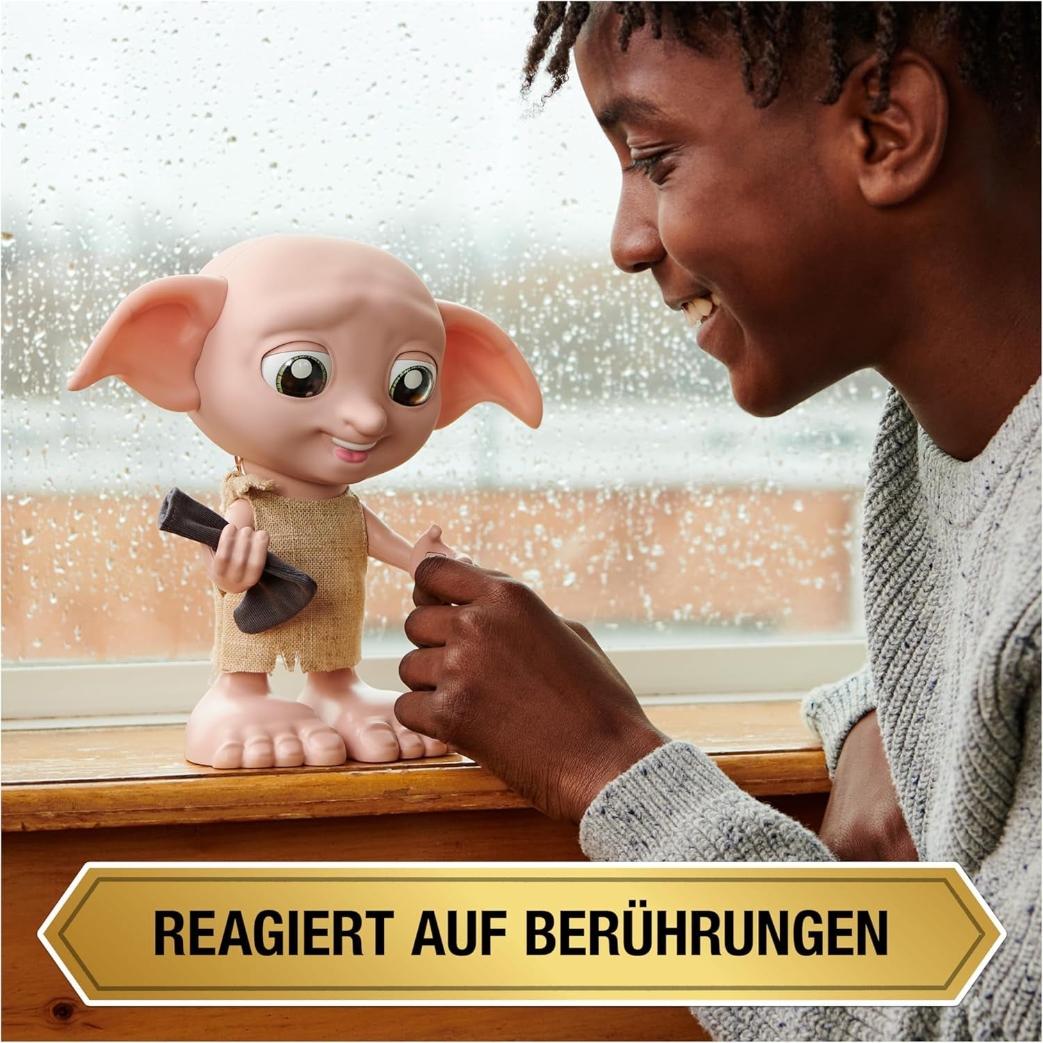 Wizarding World Harry Potter - Păpușa interactivă Dobby House Elf cu peste 30 de sunete, propoziții și mișcări, germană-italiană, jucărie pentru copii de la 6 ani, Fan Article Papusi Naty Shop