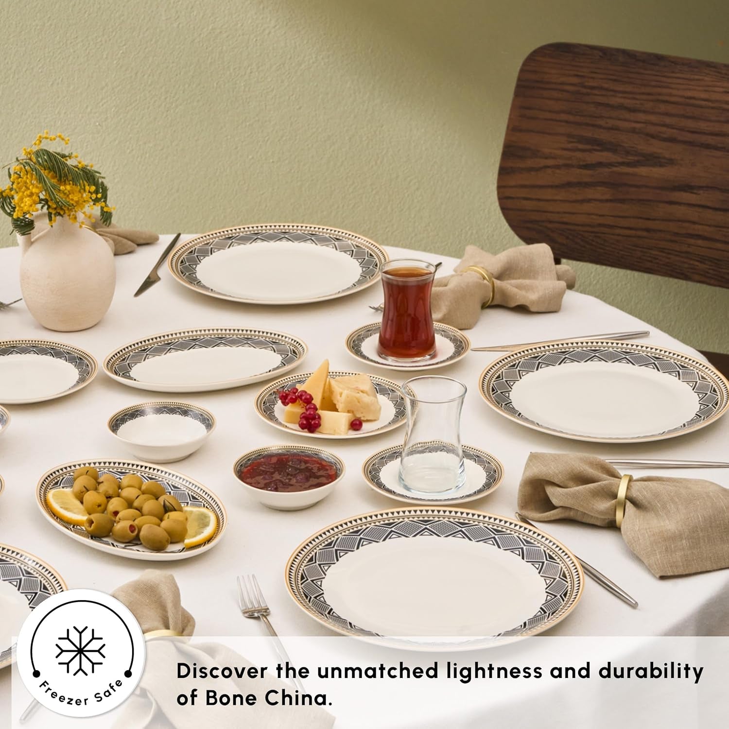 Karaca Globe - Frühstücksset & Geschirrset für 6 Personen mit Tassen, 26-teiliges Porzellan Geschirr Set mit Teetassen, Untertassen, Servierteller und Frühstücksgeschirr Teller Set - Weiß