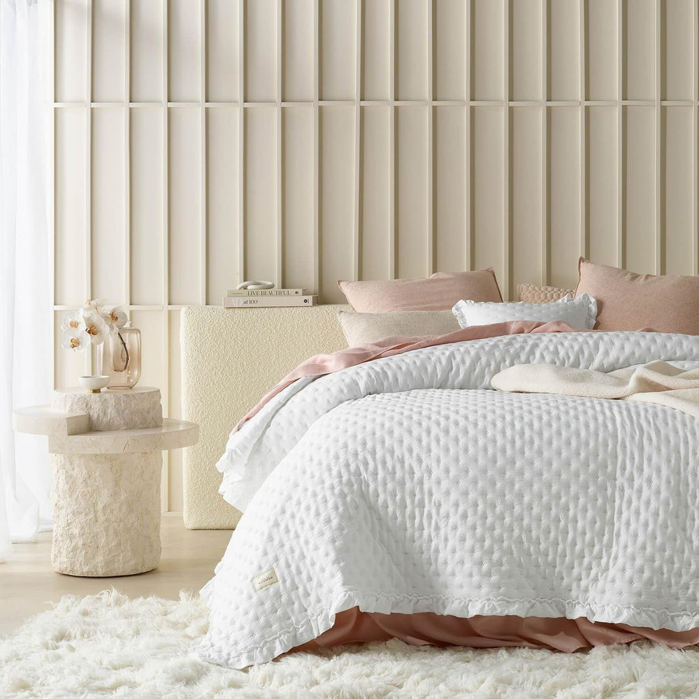 ROOM99 Molly Elegant sengetæppe i hvid 240 X 260 Cm Alsidigt sengetæppe som sengetæppe eller sofa tæppe til seng og sofa tæppe Style Ideel som sengetæppe Senge og tæpper Beuche den ROOM99-Store