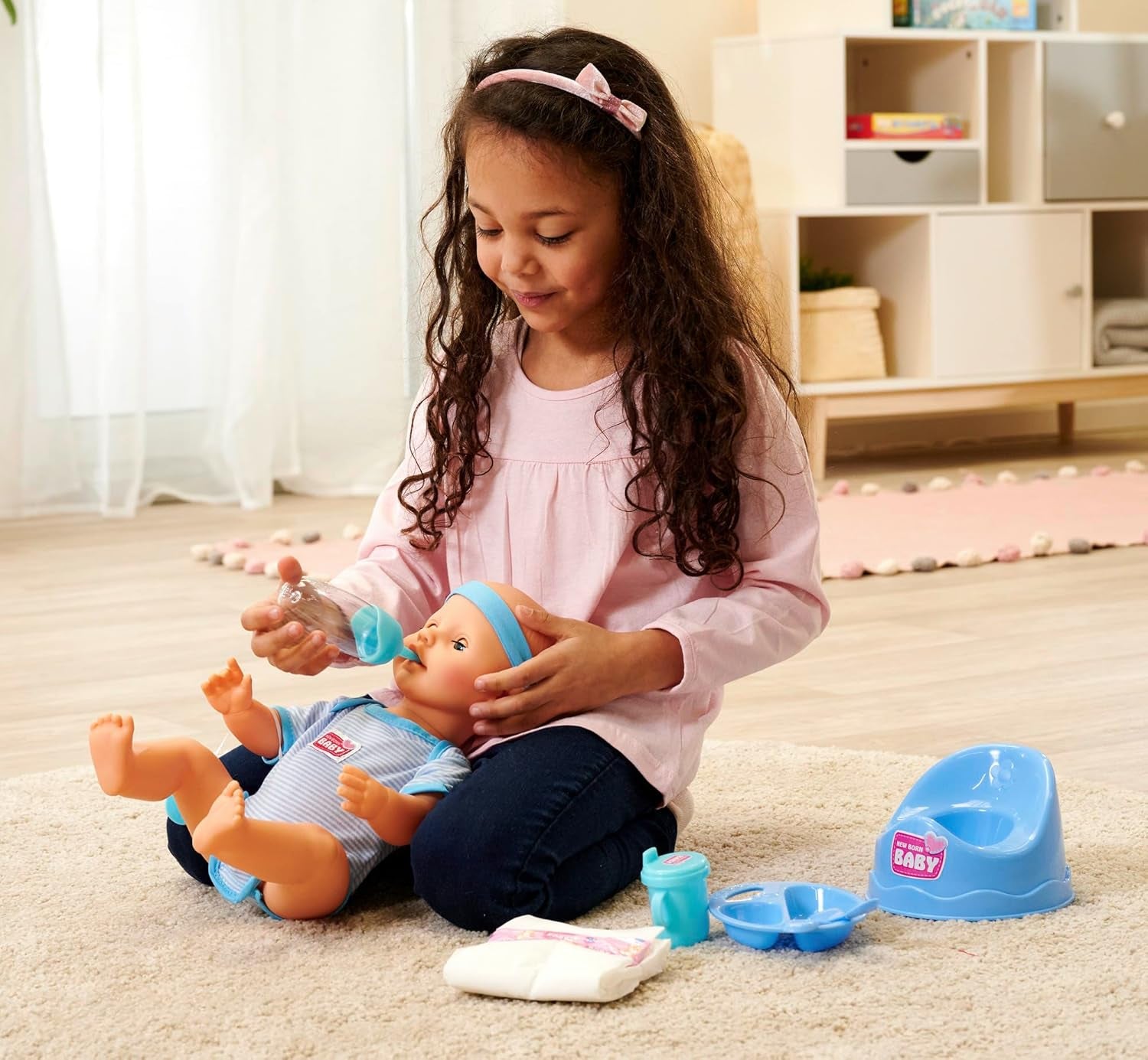 Simba 105030044 - Păpușă nou-născută - Băiat, Păpușă din vinil integral cu ochi adormiți, funcție de băut și ud și accesorii, 8 piese, 43 cm, Păpușă bebeluș, vârste 3+