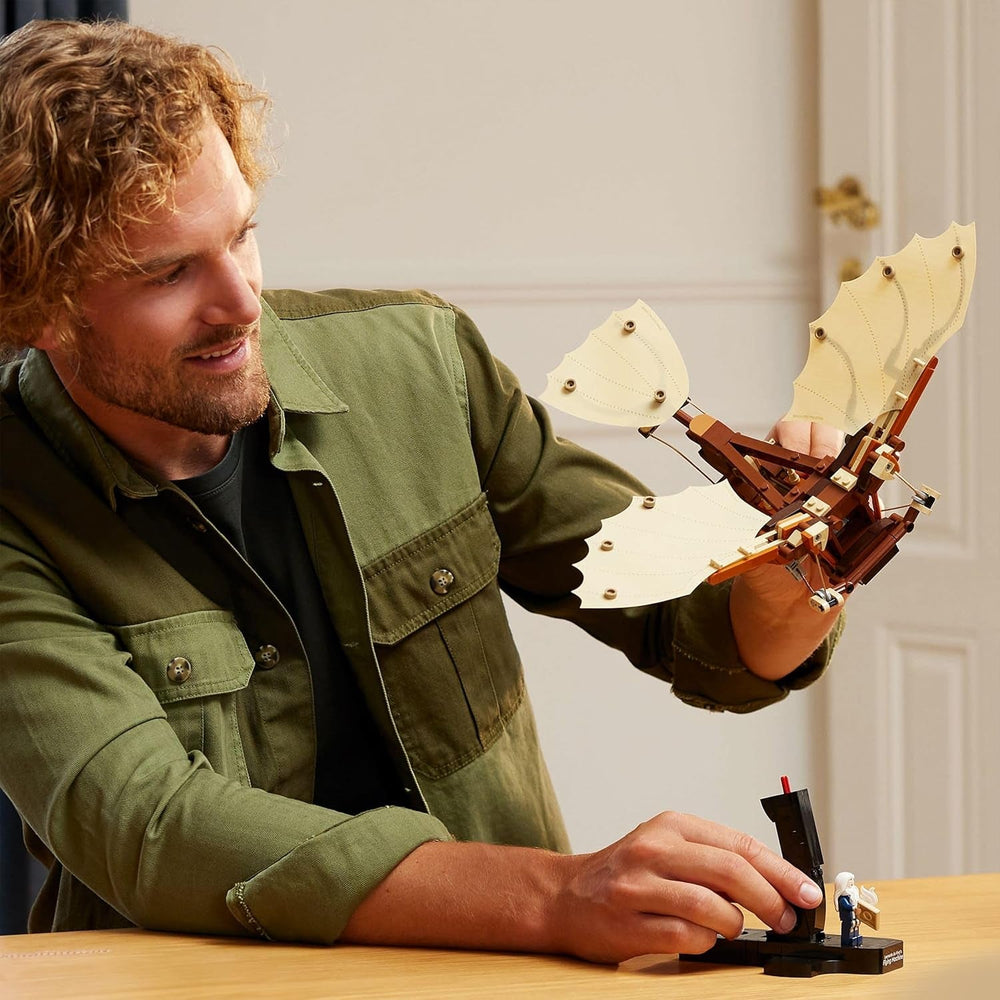 LEGO Icons Leonardo Da Vincis flyvemaskine med flagrende vinger - Inkluderer minifigur og stativ - Byggesæt til voksne - Indretningssæt til hjemmet - Gaveidé - 10363 Byggesæt Besuche den LEGO-Store