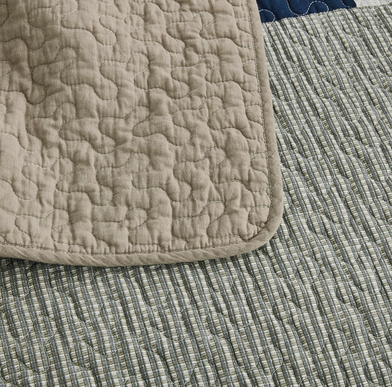 Chezmoi Collection Addy Patchwork Quilt Sæt Forvasket bomuld Letvægts Vendbar All Seasons Oversized 3 dele Navy White Grå Taupe Plaid Quilts & Quilts Naty Shop