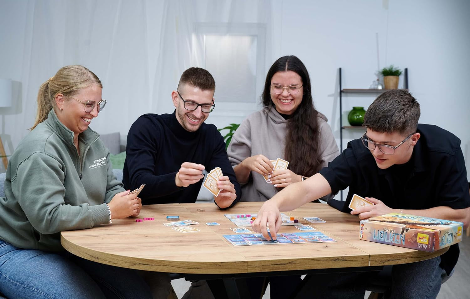 Zoch Above the Clouds - et strategisk trækfuglevæddeløb med manøvrekort, interessante flyformationer, smart timing, et brætspil for strategientusiaster og familier, børn og voksne fra 10 år og opefter