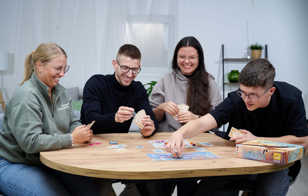 Zoch Above the Clouds - et strategisk trækfuglevæddeløb med manøvrekort, interessante flyformationer, smart timing, et brætspil for strategientusiaster og familier, børn og voksne fra 10 år og opefter