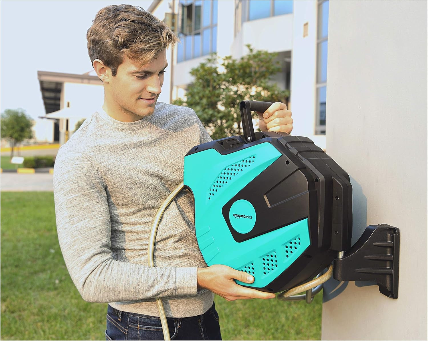 Rolă de furtun de perete Amazon Basics cu furtun, înfășurare automată, 15 m, verde bleumarin, negru