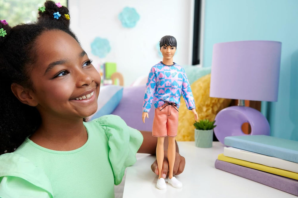 Barbie Fashionistas Ken Doll nr. 219 cu corp subțire și cămașă cu mânecă lungă cu model detașabil în roz și albastru și pantaloni scurți roz, HRH24 Papusi Naty Shop