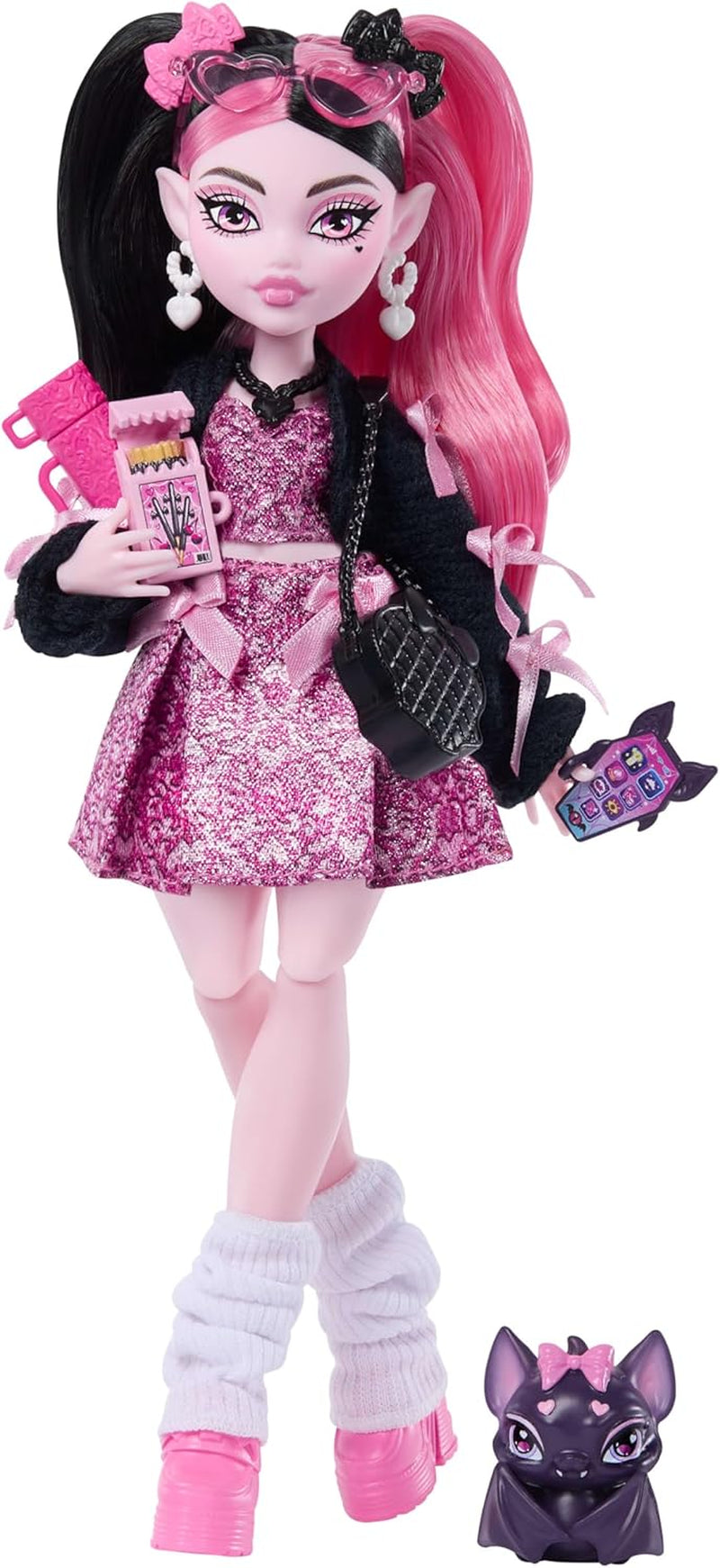 Păpușa Monster High, Draculaura cu rochie roz cu funde și cardigan negru, cu liliacul Contele Fabulos și 7 accesorii precum ramen, ruj și geantă, JHK29