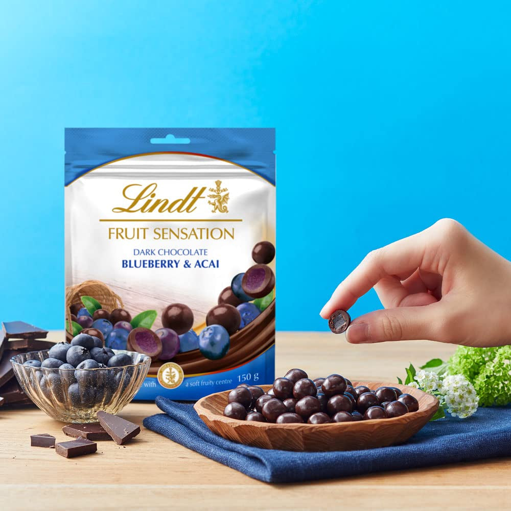 Lindt Chocolate Sensation Fruit Blueberry and Acai | 150 g | Dark chocolate sphere with refined apple-based fruit filling | Gave af chokolade | Chokolade gave