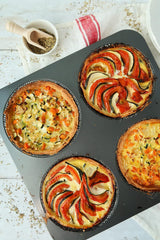 Hamburgerbrötchen, Perforiert, Antihaftbeschichte, 4 Runde Mulden Mit Je 12 Cm, Pfannengröße 28 X 28 Cm, 2,5 Cm Tief, Mittelgroß, Schwarz Forme og plader til bagning Naty Shop