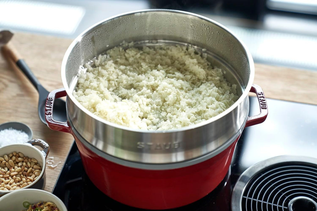 STAUB Gusseisen Bräter/Cocotte, Mit Dämpfeinsatz Aus Edelstahl, Rund 26 Cm, 5,2 L, Aromaregen Funktion Für Optimale Befeuchtung, Für Alle Herdarten Inkl. Induktion & Backofen, Kirschrot, Rot Matrite si tavi pentru copt Naty Shop