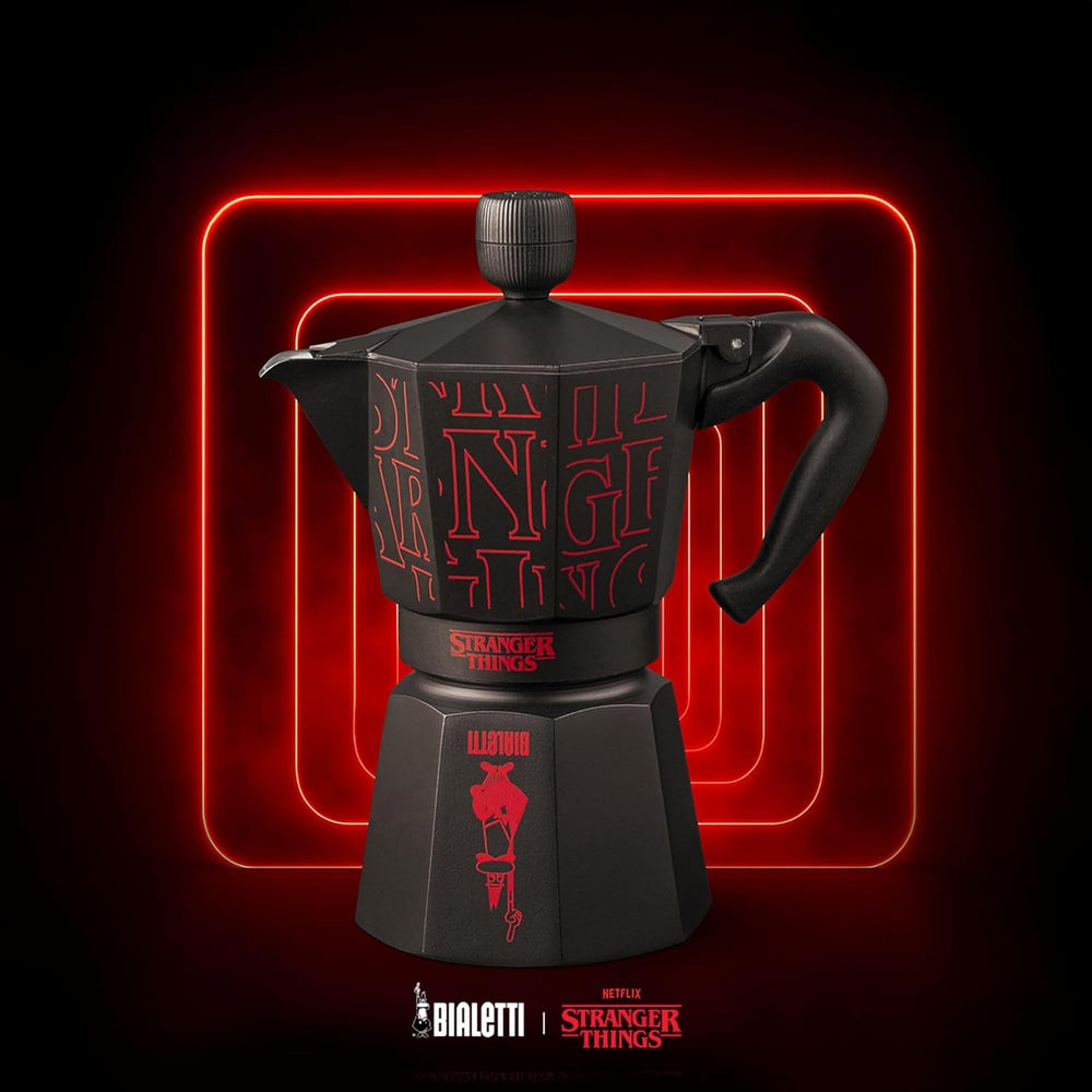 Bialetti Moka Express Stranger Things Cafetiera cu 6 căni, Buton muzical cu funcție de încărcare USB-C, Nu este potrivită pentru plite cu inducție, 6 căni (270 ml), Negru