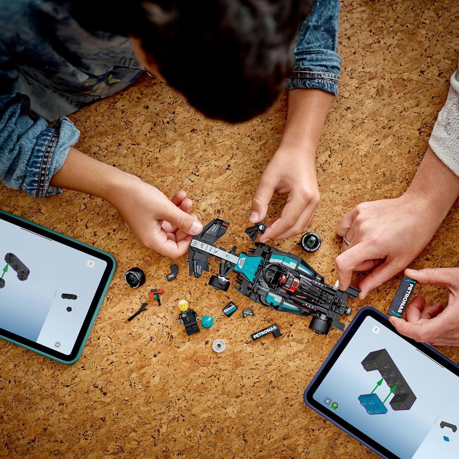 LEGO Speed Champions Mercedes-Amg F1 W15 Racerbil - Formel 1 minifigur legetøj - Samlerbar og bygbar bilmodel - Gave til drenge og piger 10+ eller voksne fans 77244 Byggesæt Besuche den LEGO-Store