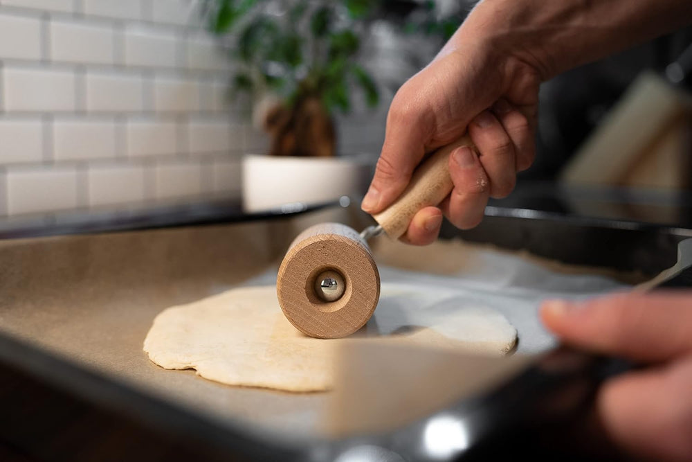 Chinchilla® Backblechroller/Teigroller zylindrisch aus Buchenholz | Der stabile Helper für die Küche | Fremstillet i Tyskland | Nachhaltige Qualität aus Deutschland | 18 x 5 cm