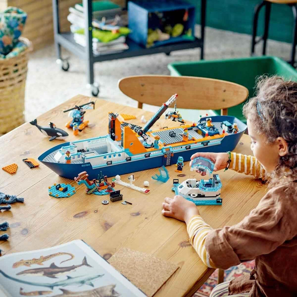 LEGO City Arctic Research Ship, stor flydende legetøjsbåd med helikopter, gummibåd, Rov-ubåd, vikingevrag, 7 minifigurer og spækhuggerfigur, gave til børn i alderen 7+ 60368 byggesæt Besuche den LEGO-Store