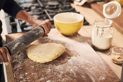 STAUB Teigroller, Nudelholz, Længde: 45 cm, Rollbreite: 26 cm, Schwarzes BPA-freies Silikon und Akazienholz, Ergonomischer Griff, Schwarzes og Braun