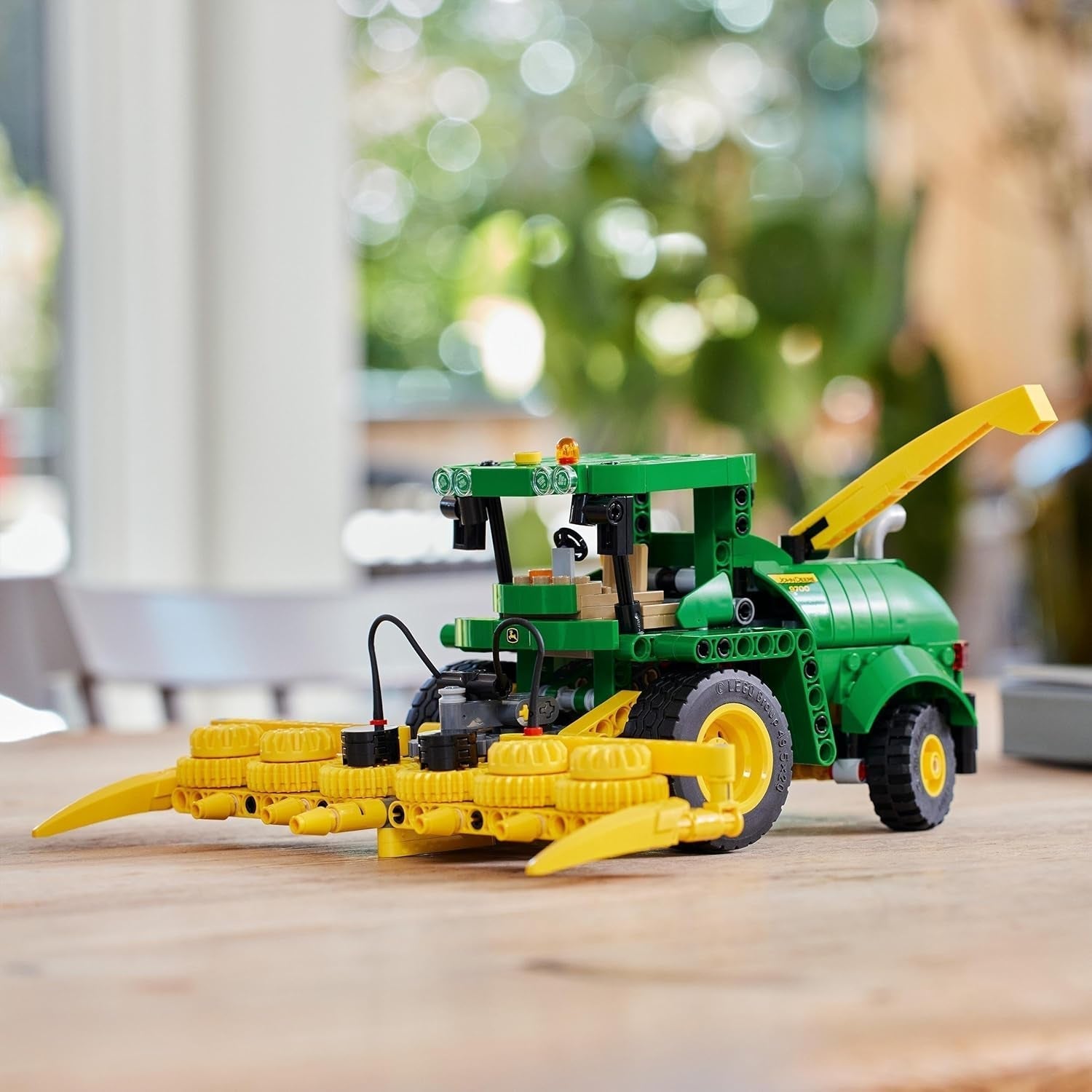 LEGO Technic John Deere 9700 snitter til børn Legetøjstraktor Farmsæt Køretøjsmodel med realistiske funktioner Gave til drenge og piger 9 år 42168 Byggesæt Besuche den LEGO-Store