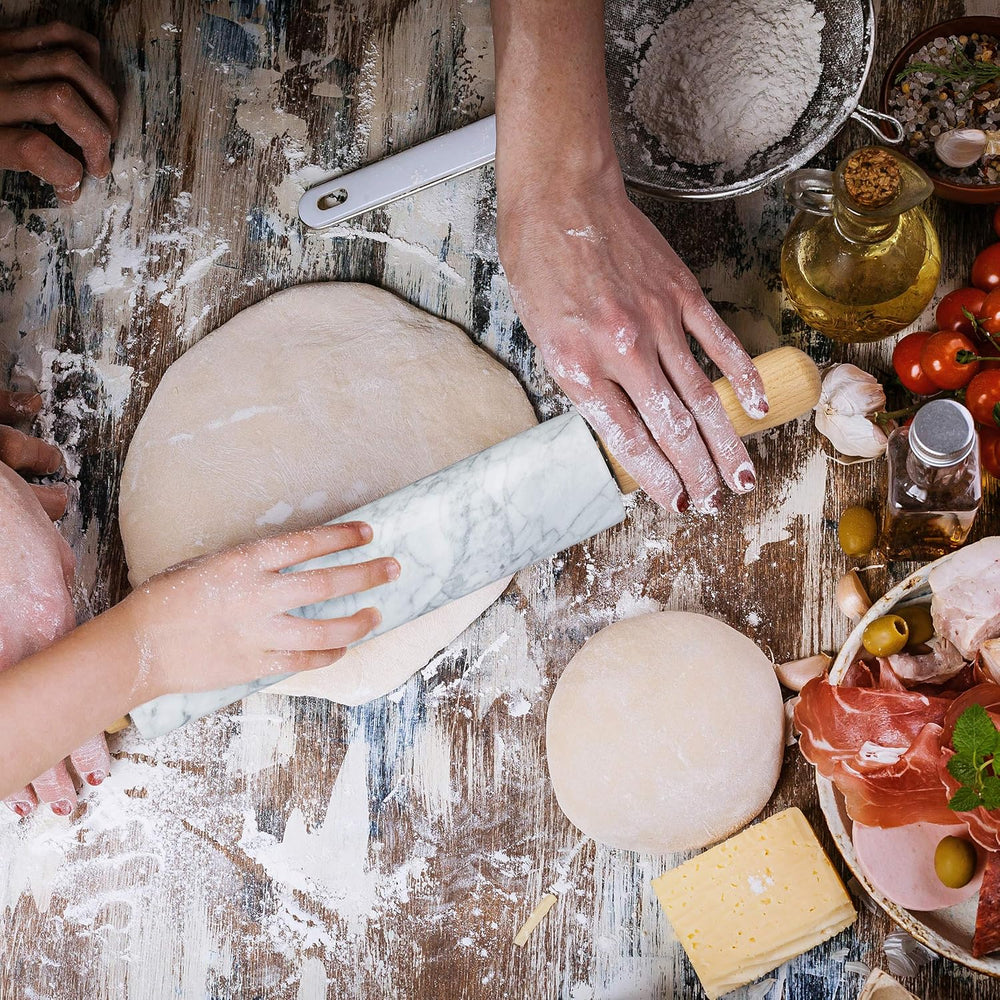 Relaxdays Nudelholz Marmor, Griffe aus Holz, Teigroller zum Kochen & Backen, mit Ablage, 48 cm, schwere Backrolle, hvid