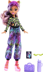 Păpușa Monster High Scare-adise Island Clawdeen Wolf cu costum de baie, pantaloni de jogging și accesorii de plajă, cum ar fi vizieră, sticlă de apă și carte