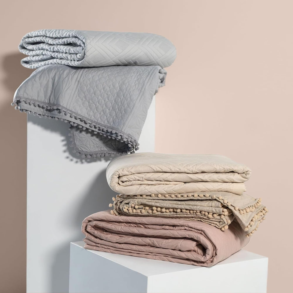 Ameliahome Sengetæppe med pomponer 220X240 Cm Dobbeltsidet sengetæppe Ultrasonic Quilting Polyester Meadore Grå Senge og Tæpper Besuche den AmeliaHome-Store