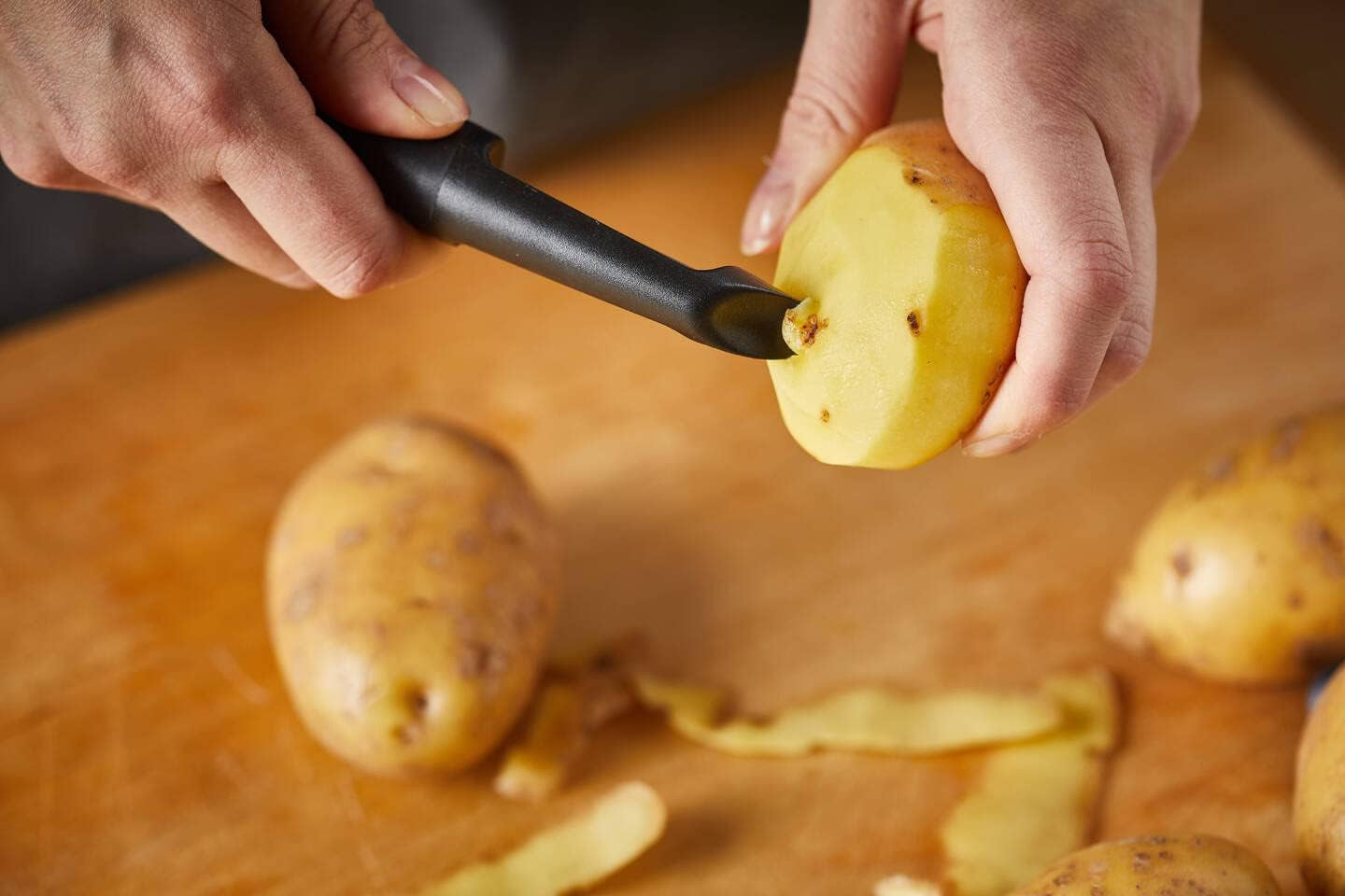 Fiskars Peeler cu lamă mobilă, lungime: 18 cm, oțel/plastic Naty Shop