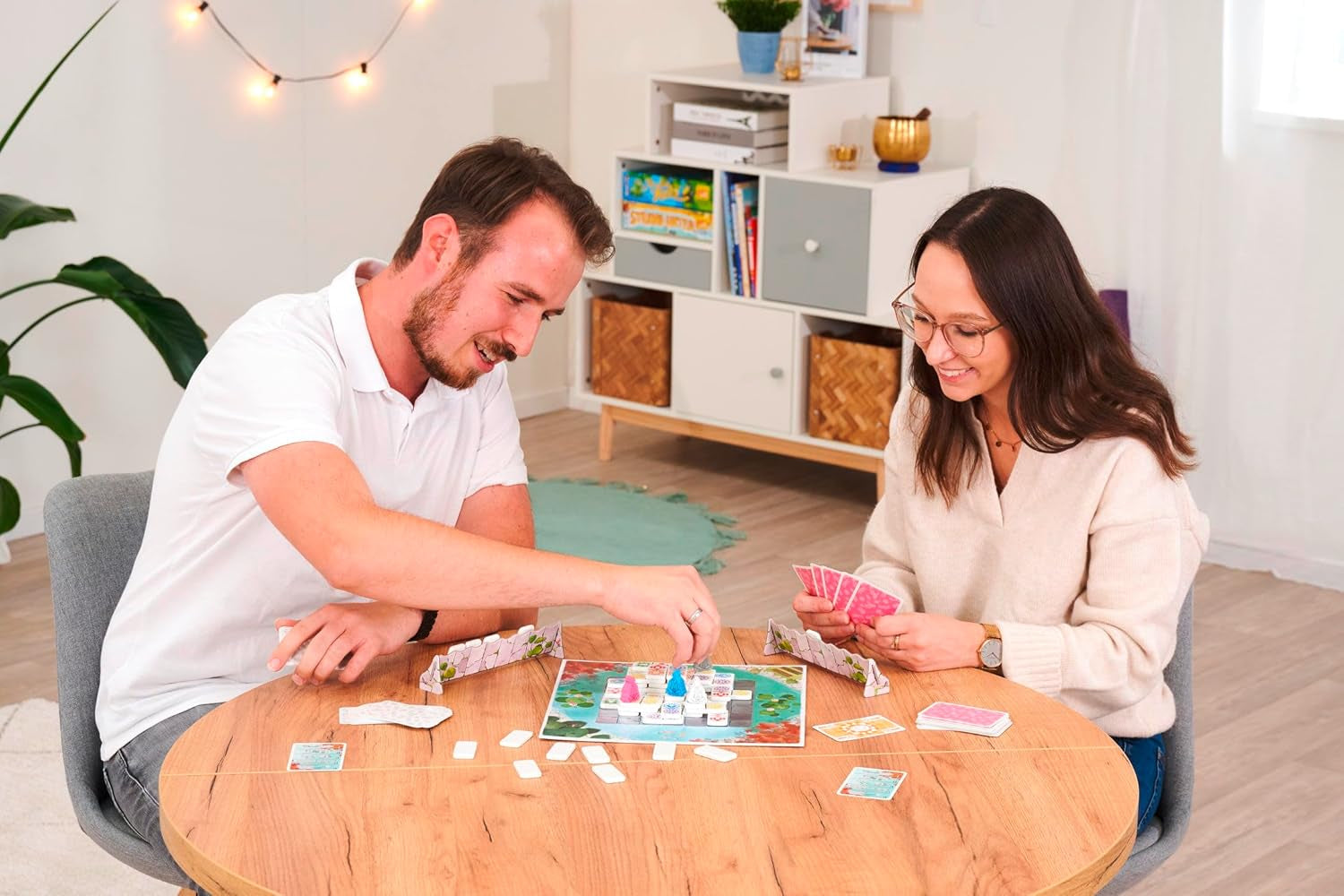 Zoch Ananda - Et strategisk brætspil med meditative påvirkninger, tempelbygning ved hjælp af taktik, munke, der mediterer i farvede områder, indsamler karmapoint, familiespil for 10 år og opefter.