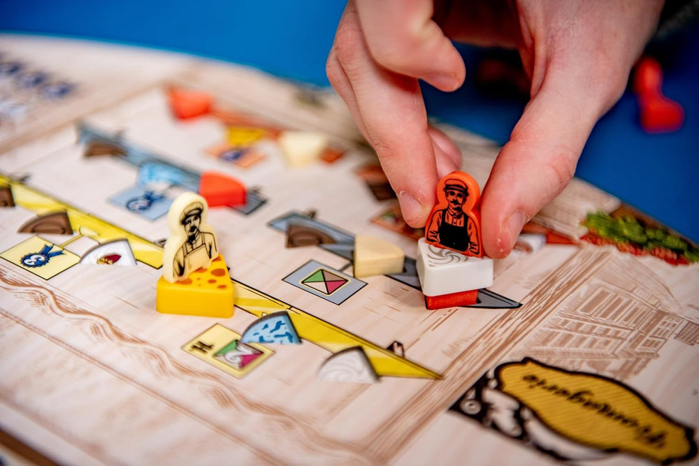 Asmodee - Ost - Road to Infamy - Strategibrætspil - Arbejderplacering - Master Cheese - Alders 14+ - 1 til 4 spillere - 40 minutter - Fransk version