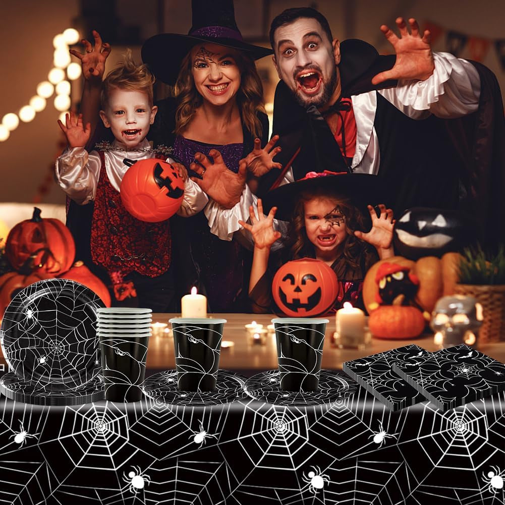 Set de tacâmuri din hârtie cu păianjeni de Halloween, format din 49 de piese, inclusiv farfurii, șervețele, pahare și față de masă. Set de tacâmuri negre pentru petrecere, cu farfurii de desert, șervețele și pahare.
