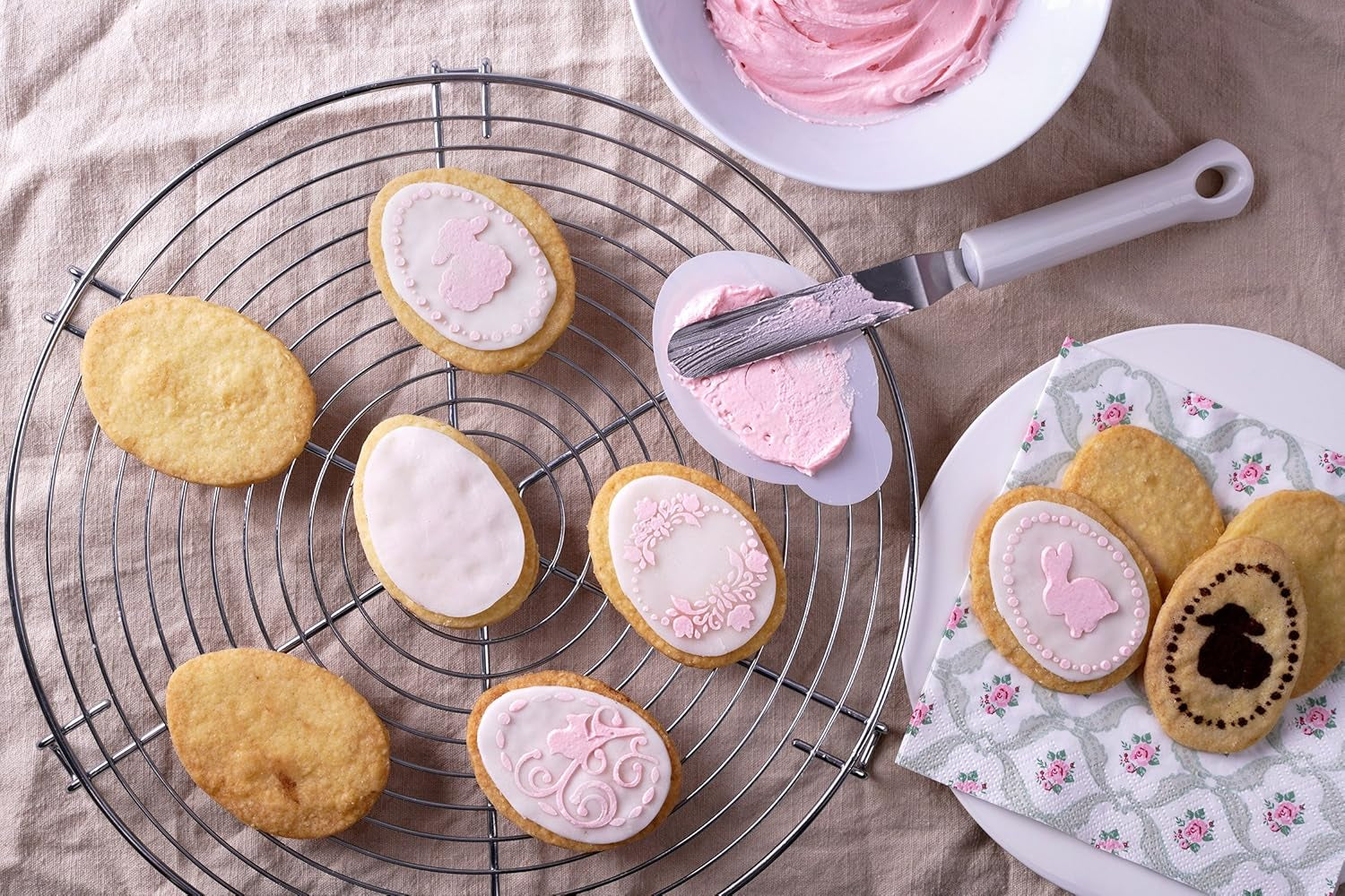 Dr. Oetker Ei-Ausstecher inkl. 4 Deco-Schablonen aus der Series "Goldiges Ostern", Keks- und Plätzchenform (Farbe: Silber, Weiß), Menge: 1 x 5er Sæt