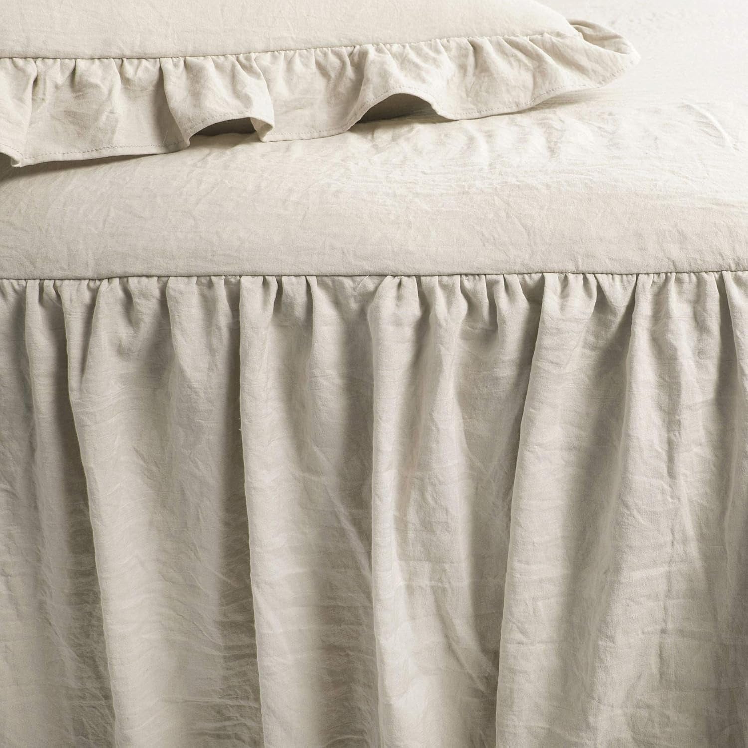 Frodig indretning Flæseskørt Sengetøjssæt 3-delt luksus bondehussengesæt Elegant charmerende flæsedetalje Tidløs stil og klassisk design Blødt og let King Size frodige indretningssenge og dyner