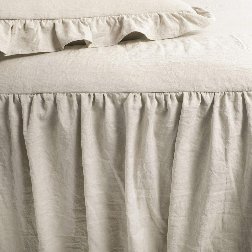 Frodig indretning Flæseskørt Sengetøjssæt 3-delt luksus bondehussengesæt Elegant charmerende flæsedetalje Tidløs stil og klassisk design Blødt og let King Size frodige indretningssenge og dyner