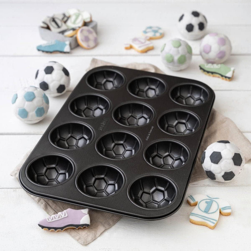 Zenker 12Er Muffinform – Muffinbackblech Für Muffins Und Cupcakes Aus Der Serie Fodboldbagning– Hitzebeständiges 12Er Muffinblech Mit Antihaftbeschichtung, Schwarz Forme og bakker til bagning Naty Shop