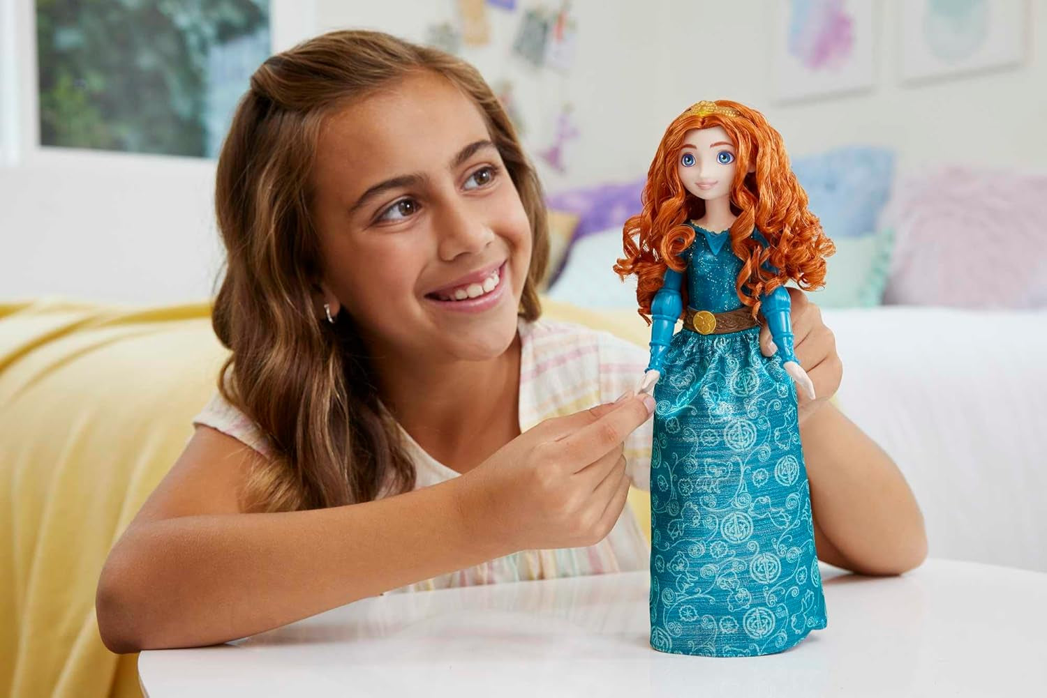 Jucărie Mattel Disney Princess, păpușă artizanală Merida cu haine și accesorii strălucitoare, inspirată de filmul Disney și Pixar, cadou pentru copii, HLW13