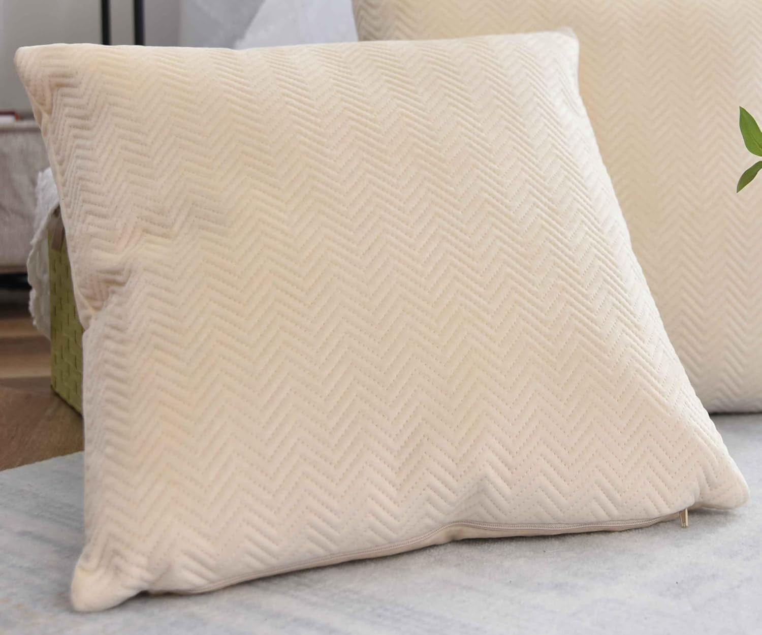 Cutie pentru perdele Pernă Pernă decorativă Lxw 45X45 Cm Verde Jacquard "Greta" Cu design în formă de heringbone Închidere cu fermoar ușor de întreținut Umplutură moale 320G - Varietate de culori, 2023510 Perne calatorie Naty Shop Smântână