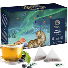 Blooms &amp; Leopard Premium Green Tea Bags – Amestec Berry Borealis cu hibiscus, afine, căpșuni și mentă verde – 20 pliculețe de ceai piramidale pentru ceai cald sau rece