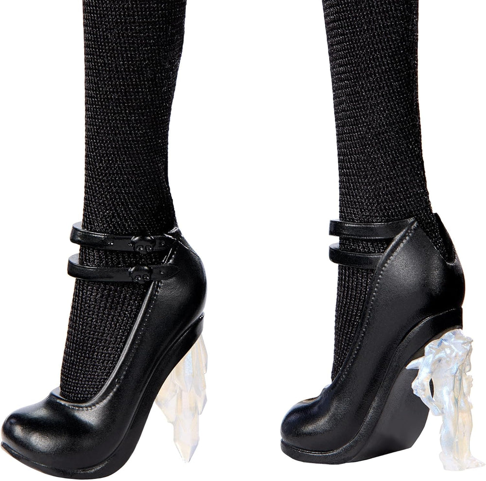 Păpușa Monster High Wednesday, figurină de colecție Rave'N Wednesday în rochie gotică neagră, inspirată de scena dansului, accesorii premium și suport pentru păpuși, HXJ03