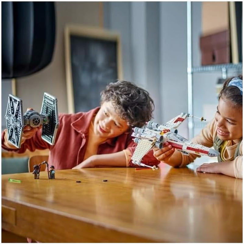 LEGO Star Wars TIE Fighter & X-Wing Mashup, Starfighter Byggelegetøj, Gaveidé til Børn, Tilpassede Rumskibe, Gave til Drenge, Piger og Alle Fans 75393 Byggesæt Beuche den LEGO-Store