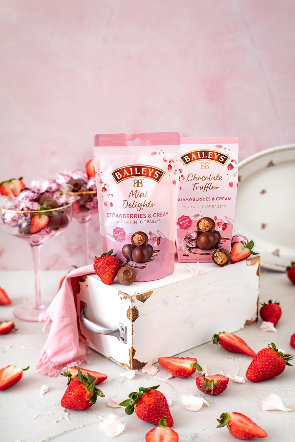 Baileys Chocolate Mini Delights Strawberries & Cream | 1 X 102 G | Zartschmelzende Mini-Pralinen | Pralinen Geschenk | Gefüllt Mit Baileys Likör Naty Shop