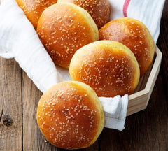 Hamburgerbrötchen, Perforiert, Antihaftbeschichte, 4 Runde Mulden Mit Je 12 Cm, Pfannengröße 28 X 28 Cm, 2,5 Cm Tief, Mittelgroß, Schwarz Forme og plader til bagning Naty Shop