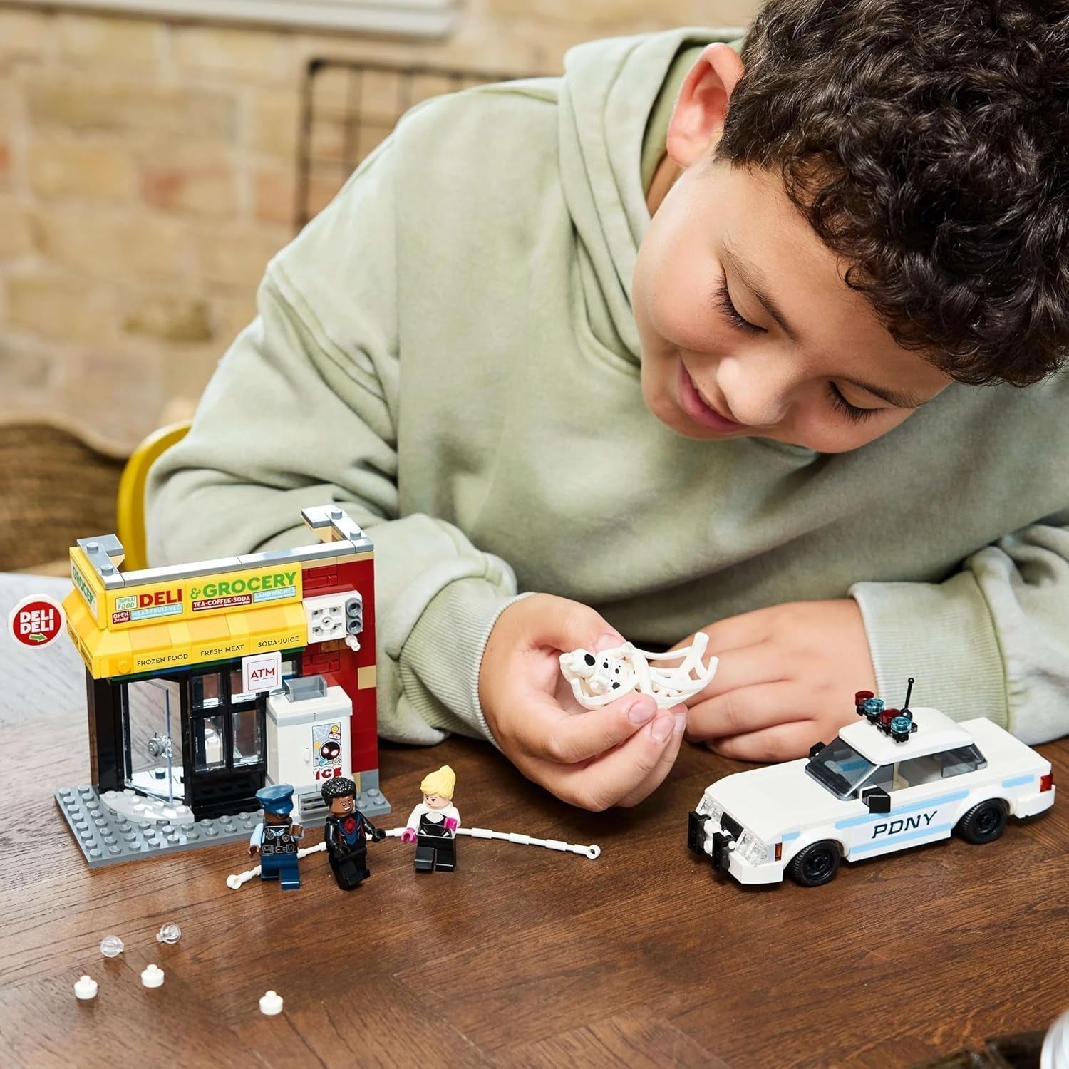 LEGO Marvel Spider-Verse: Miles Morales Vs. Spot - Set de joacă pentru supereroi cu mașină de jucărie - 4 minifigurine și mini-market - Cadou pentru băieți și fete cu vârsta de 9+ 76311 Seturi de constructie Besuche den LEGO-Store