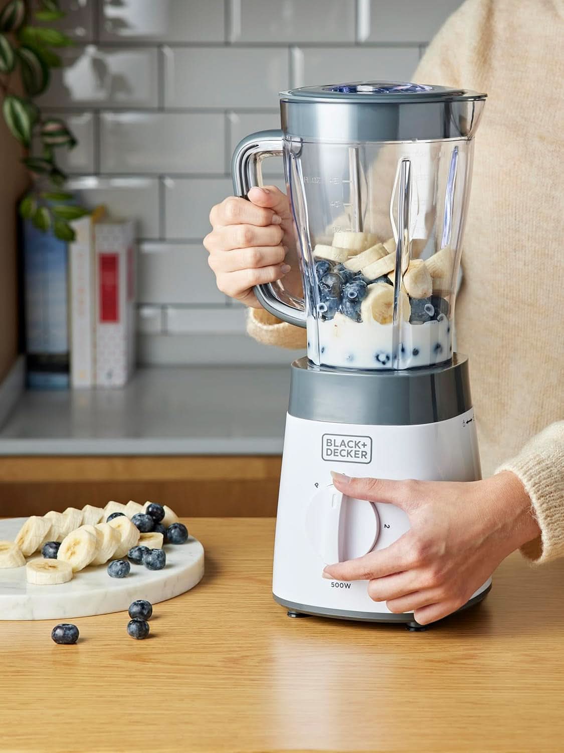 BLACK+DECKER Stand mixer | 500W | 2 hastigheder | Pulsfunktion | Glaskrug | 1,5L | Edelstahlmesser Mit 4 Klingen | Herausnehmbar Und Leicht Zu Reinigen | Weiß Und Grau Kitchen Naty Shop